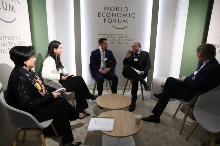 Presidente Noboa se reúne con el BID en Davos y recibe apoyo por la reapertura del acceso a bonos