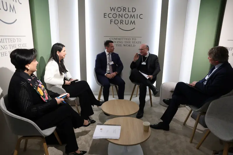 Presidente Noboa se reúne con el BID en Davos y recibe apoyo por la reapertura del acceso a bonos