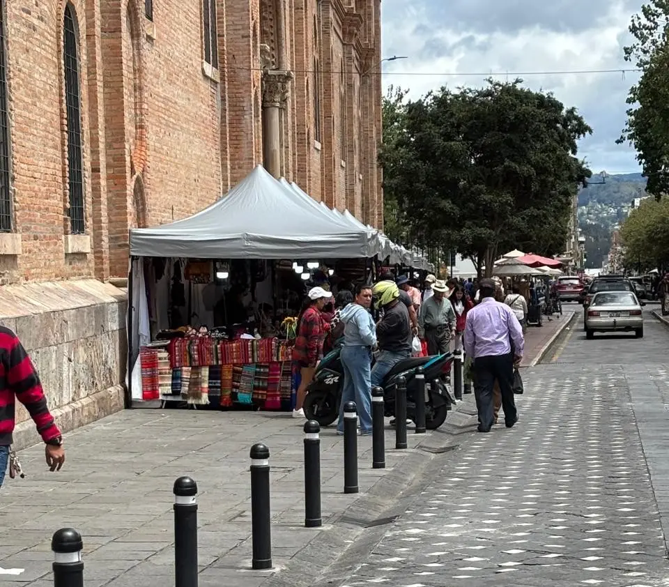 Clavos incrustados por carpas de emprendimientos habrían dañado la Catedral de la Inmaculada en Cuenca