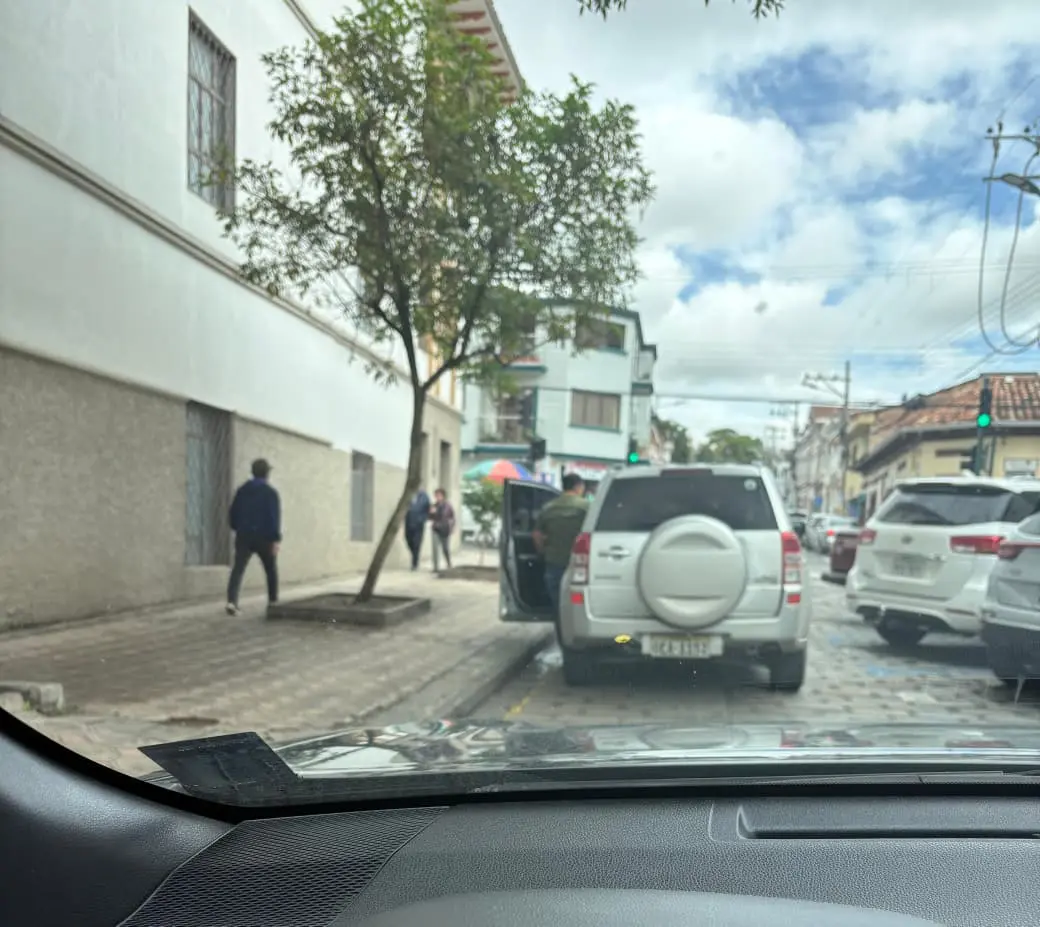 EMOV sanciona a conductor por uso indebido del espacio público en el Centro Histórico de Cuenca