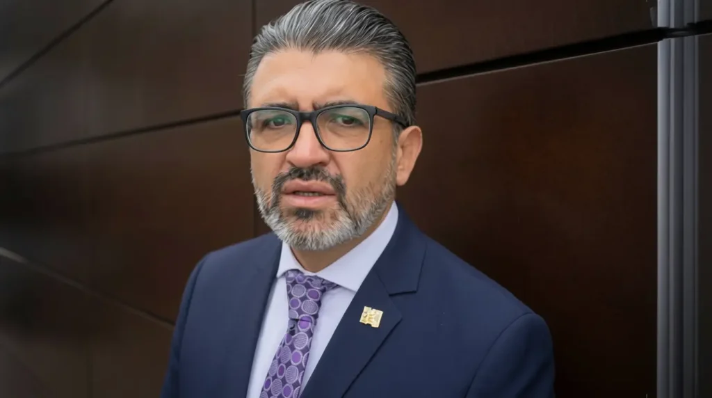 Gobernador del Azuay se pronuncia tras amenazas difundidas en panfletos en Cuenca