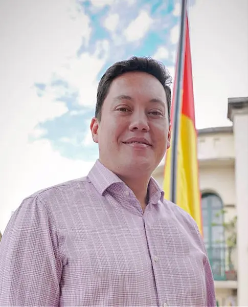 Funcionaria municipal relata presunta pérdida gestacional tras llamado de atención verbal del alcalde de Cuenca