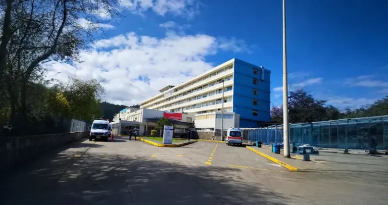 Personal de salud alerta riesgo de colapso por llegada masiva de pacientes a hospital de Cuenca