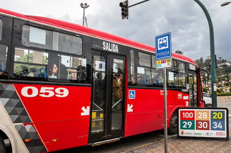 Cuenca implementa identificación por colores en buses urbanos para mejorar el servicio