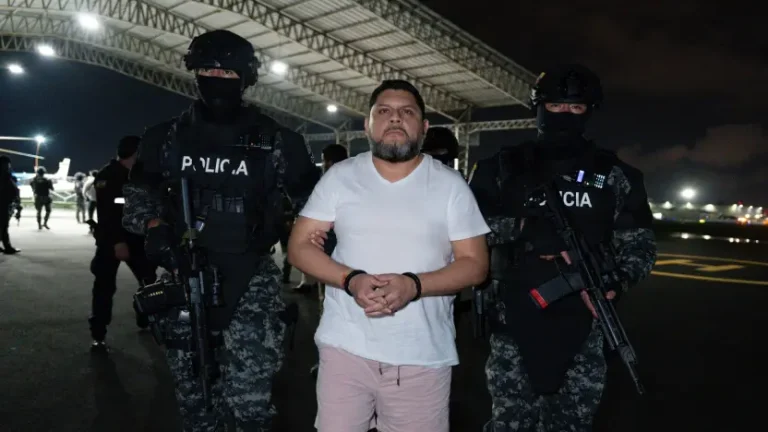 Leonardo Cortázar llega extraditado a Guayaquil desde Panamá y es trasladado a la Cárcel del Encuentro