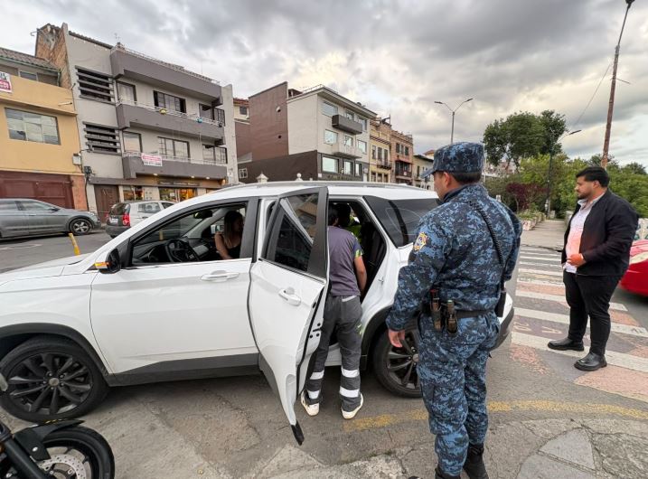 Guardia Ciudadana de Cuenca auxilia a dos estudiantes halladas en estado etílico en la vía pública