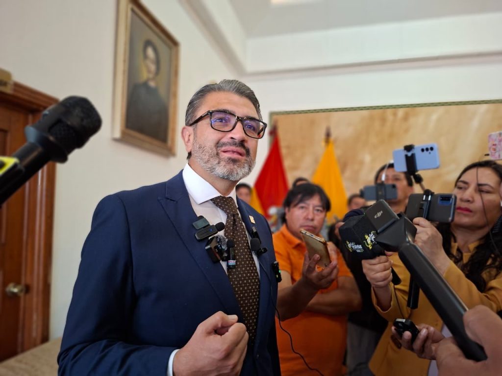 Gobernador del Azuay cuestiona operativos policiales en parques y pide mayor control de la Guardia Ciudadana