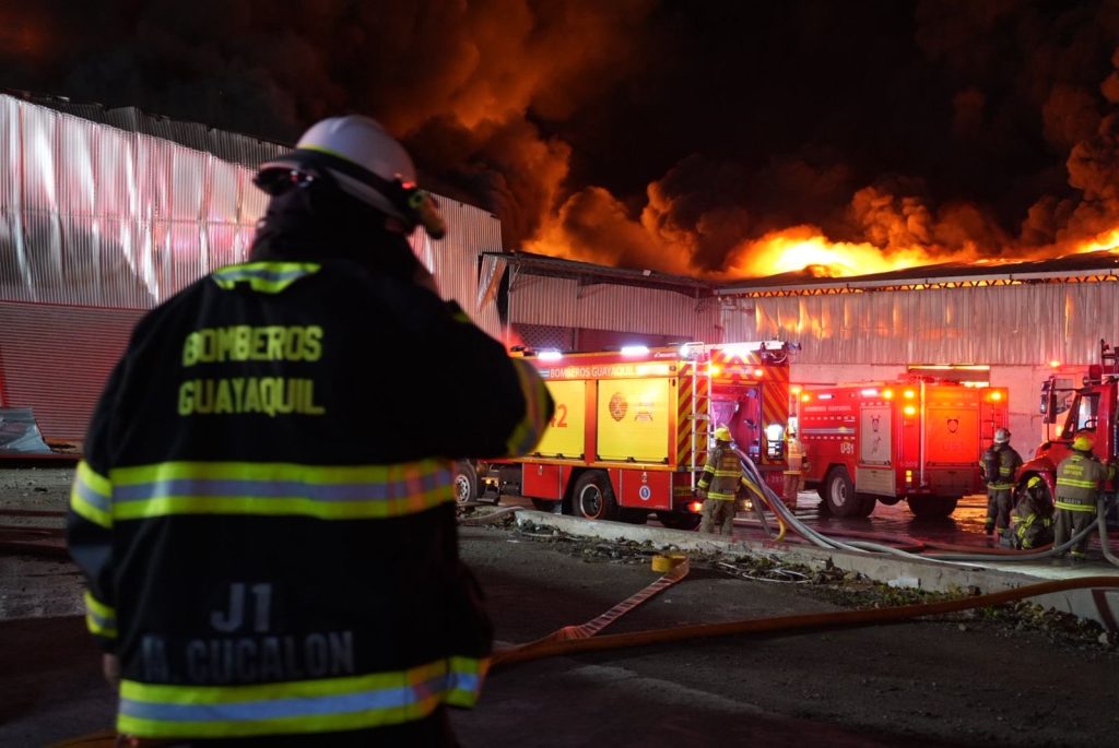 Incendio industrial moviliza a más de 300 bomberos en el sur de Guayaquil