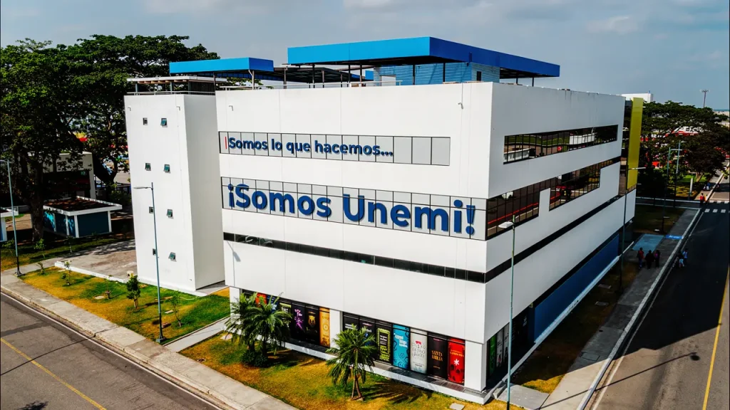 Migrantes ecuatorianos pueden acceder a estudios universitarios gratuitos en línea desde Estados Unidos