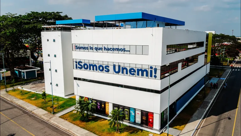 Migrantes ecuatorianos pueden acceder a estudios universitarios gratuitos en línea desde Estados Unidos