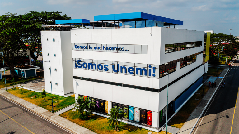 Migrantes ecuatorianos pueden acceder a estudios universitarios gratuitos en línea desde Estados Unidos