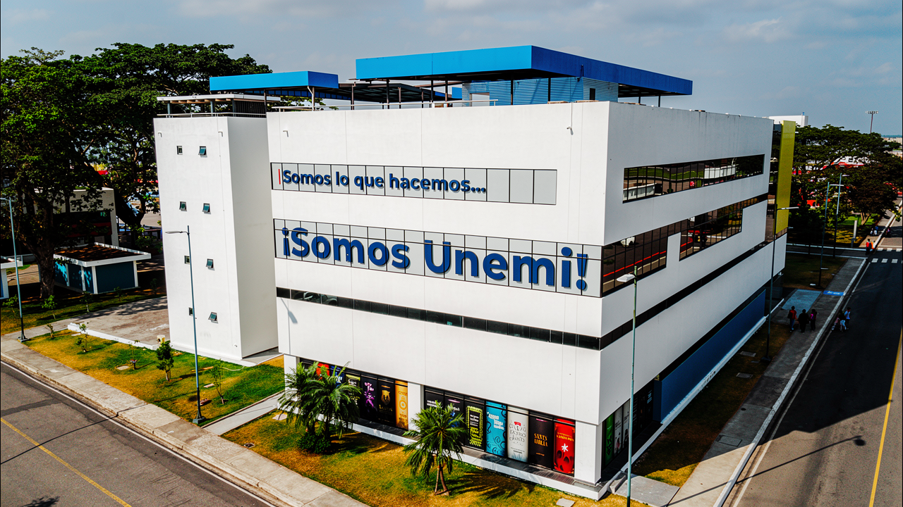 Migrantes ecuatorianos pueden acceder a estudios universitarios gratuitos en línea desde Estados Unidos