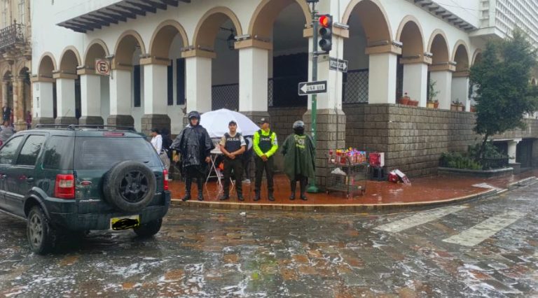 Juegos de carnaval en el centro de Cuenca derivaron en incidentes con vehículos