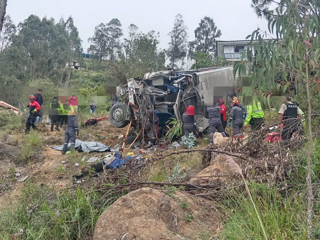 Accidente de bus en Azogues deja dos víctimas mortales; una es menor de edad