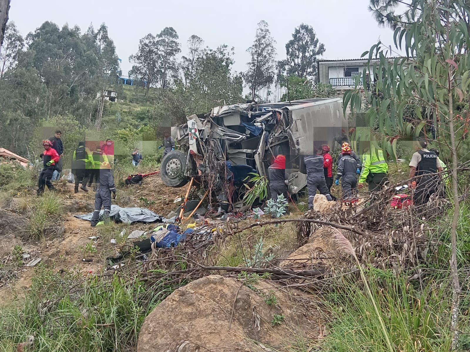 Accidente de bus en Azogues deja dos víctimas mortales; una es menor de edad