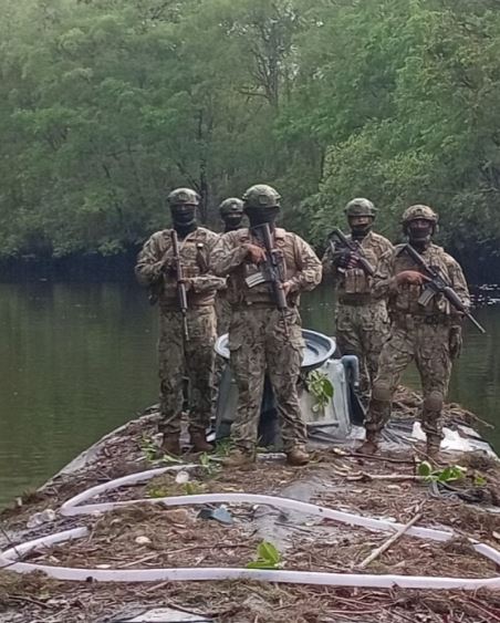 Operativo militar en la frontera norte descubre narco-semisumergible y campamento clandestino
