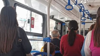 Conductor de bus retiene a pasajeros tras robo de celular y caso genera debate en redes en Ecuador