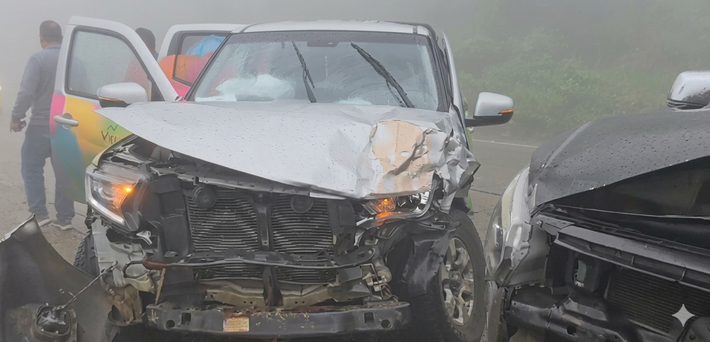 Choque entre vehículo de la Prefectura del Azuay y camioneta particular en la vía Cuenca–Molleturo–Puerto Inca