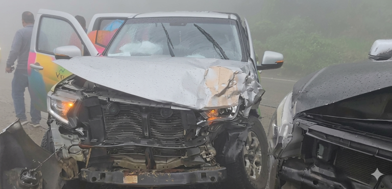 Choque entre vehículo de la Prefectura del Azuay y camioneta particular en la vía Cuenca–Molleturo–Puerto Inca