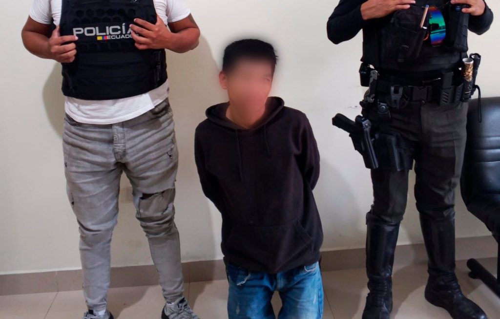 Sospechoso es detenido por sustraer arma de un policía durante vigilancia en Puyo