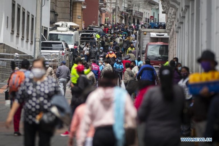 Ecuatorianos destinan hasta 12,5 días al año a trámites presenciales