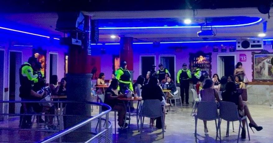 Clausuran establecimientos dedicados a servicios sexuales y una tienda en operativo en Cuenca