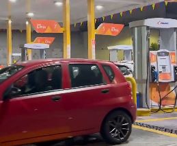 Filas en gasolineras de Quito por nuevo ajuste en combustibles y menor disponibilidad de gasolina Extra