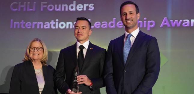 Daniel Noboa recibe premio de liderazgo en Washington durante visita oficial a Estados Unidos