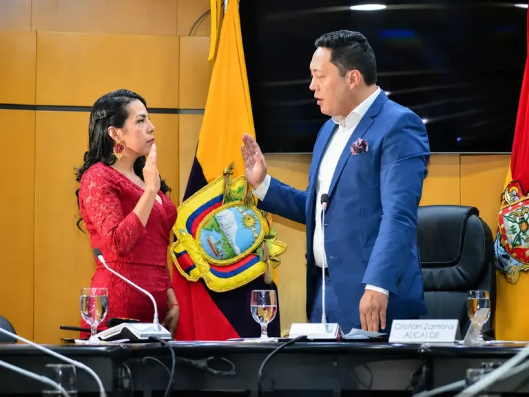 Cristian Zamora ofrece apoyo a Marisol Peñaloza tras asumir la Alcaldía de Cuenca