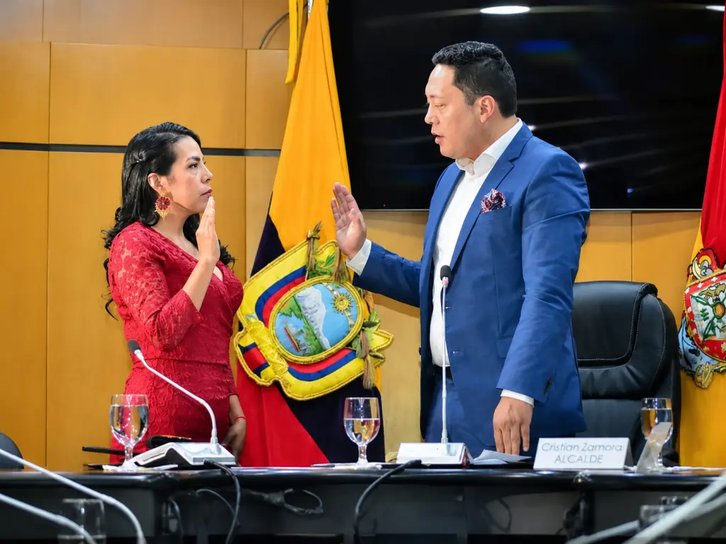 Cristian Zamora ofrece apoyo a Marisol Peñaloza tras asumir la Alcaldía de Cuenca