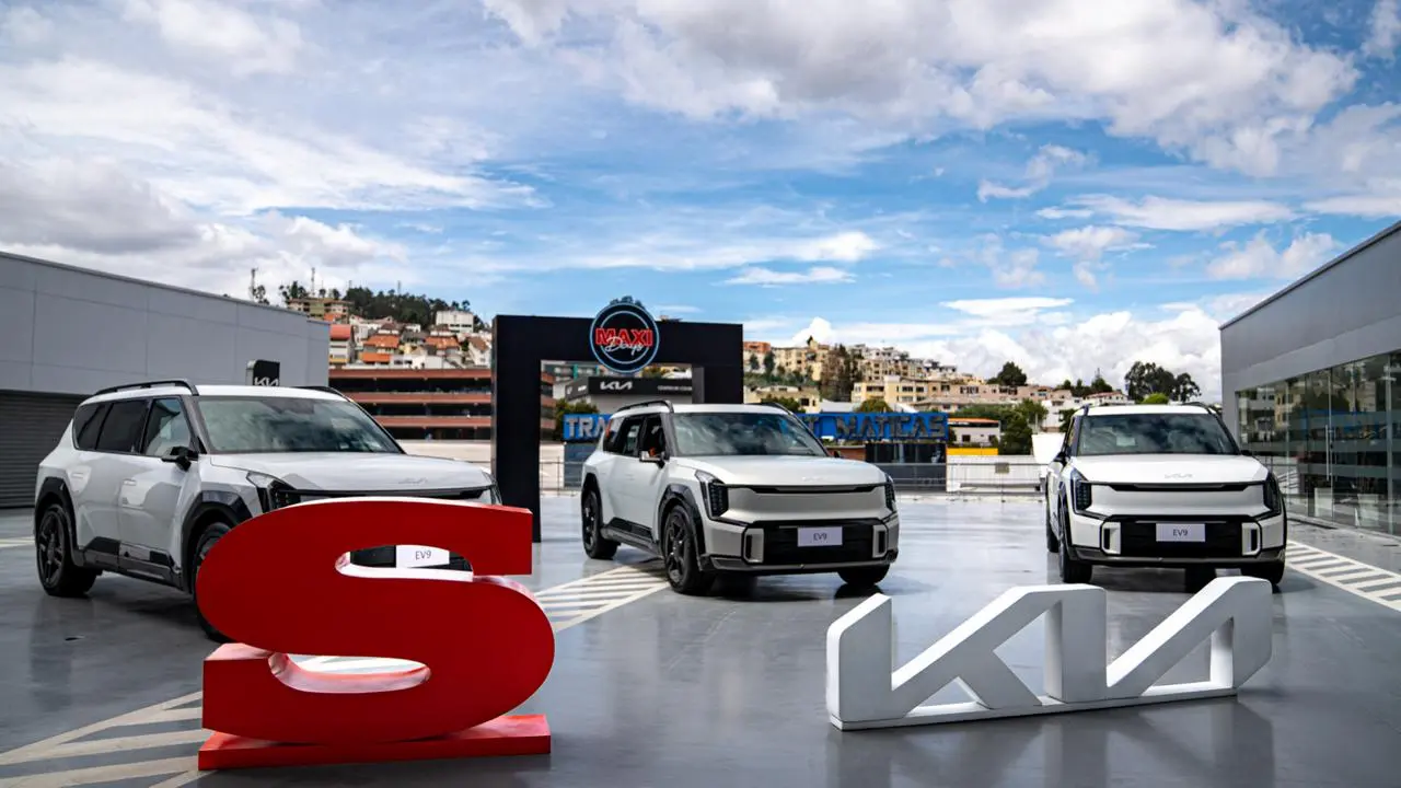 Corporación Favorita y Kia Ecuador fortalecen la movilidad sostenible con laentrega de tres Kia EV9