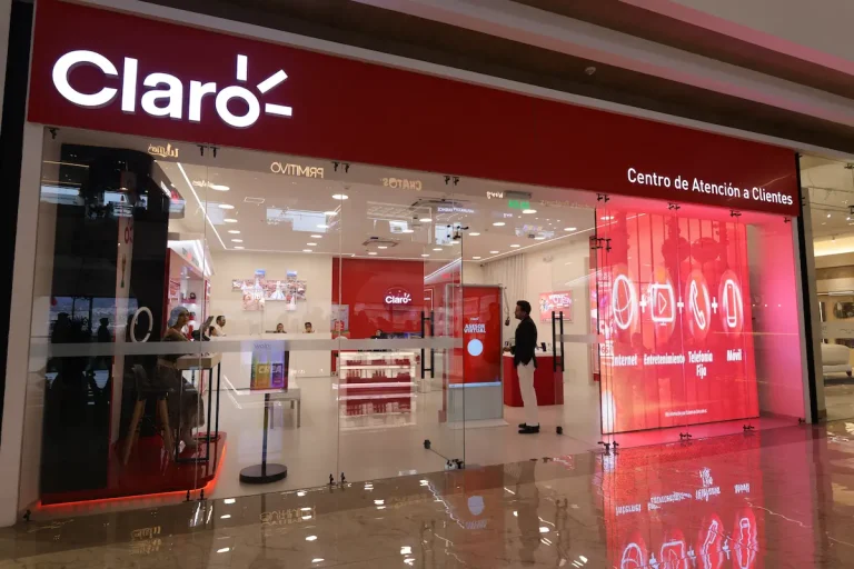 Claro inaugura el Centro de Atención a Clientes #75 en Cuenca -Mall del Alto