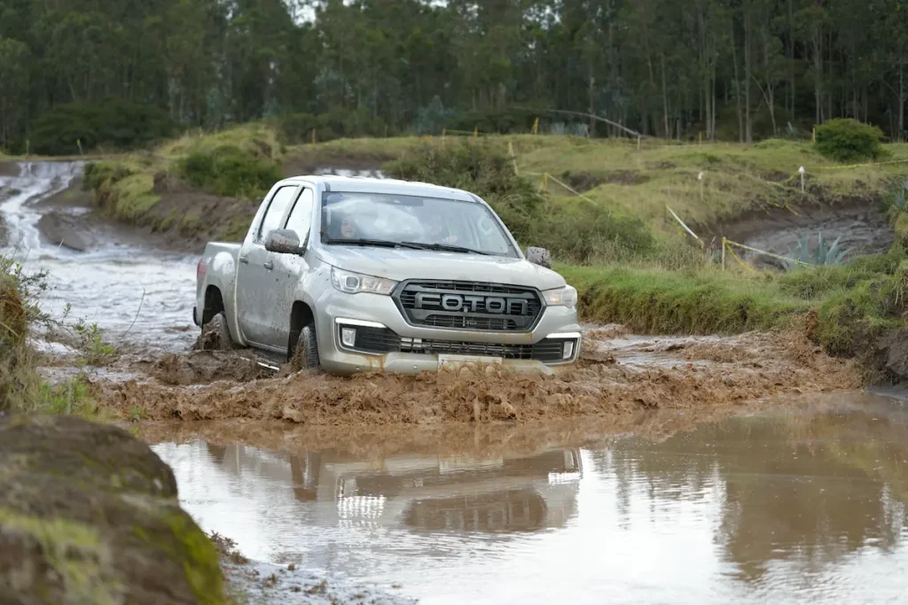 Desempeño en terreno exigente: Ponen a prueba las capacidades de nuevas camionetas utilitarias en circuito ‘off-road’