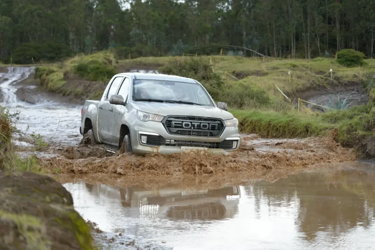 Desempeño en terreno exigente: Ponen a prueba las capacidades de nuevas camionetas utilitarias en circuito ‘off-road’