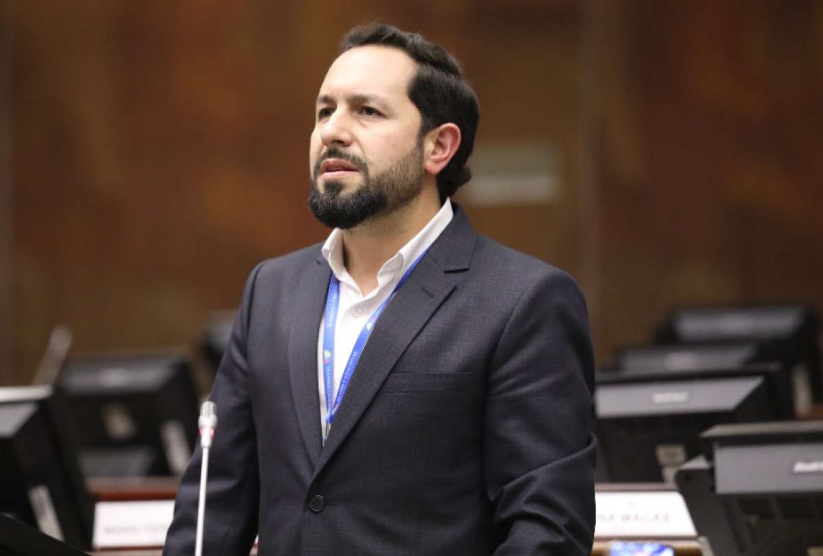 Asambleísta Adrián Castro cuestiona liberación de tres detenidos por presunta extorsión en Cuenca