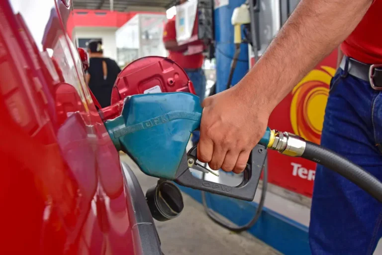 Gobierno reforma sistema de precios de combustibles y anuncia reducción para las gasolinas Extra y Ecopaís