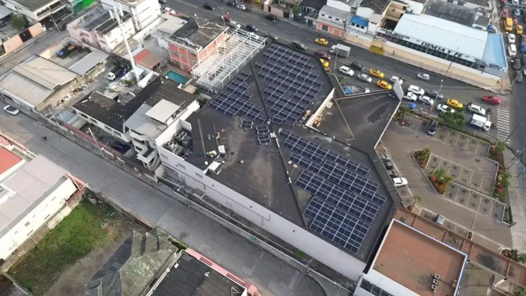 El sector retail se electrifica: Pycca e implementan planta solar para reducir su consumo en más del 50%