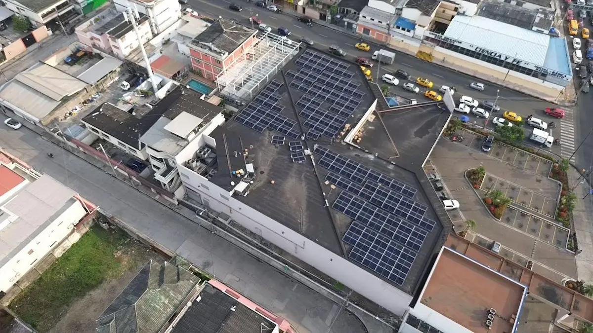 El sector retail se electrifica: Pycca e implementan planta solar para reducir su consumo en más del 50%