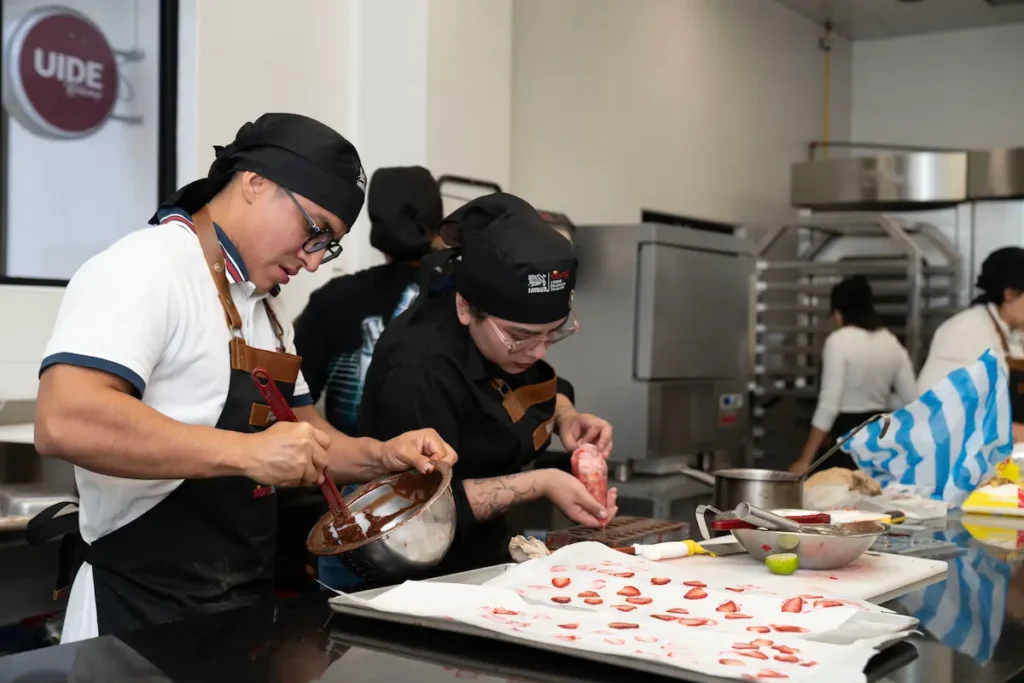 Impulso al talento joven: Nestlé Ecuador gradúa a más de 40 profesionales en gastronomía y barismo